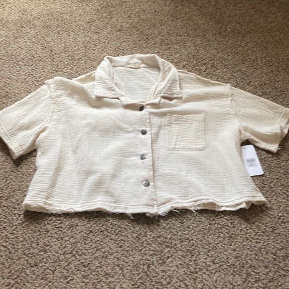 POL Jackets & Coats Nwt Pol Cream Raw Edge Hem Short Sleeve Shirt